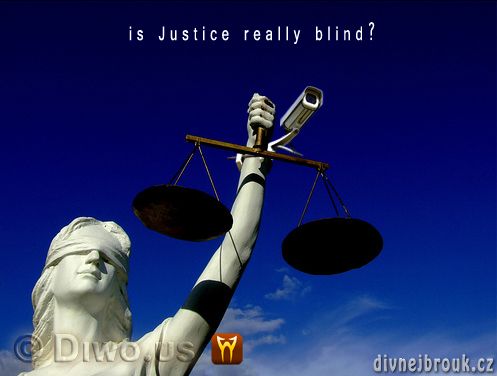 divnej brouk - blind lady justice statue, security camera, slepá socha spravedlnosti, bezpečnostní kamera, misky vah, váhy, ruka