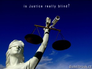 Diwous - Slepá socha spravedlnosti, váhy, kamera, Justice, statue, symbol soudnictví, Velký bratr, Big Brother, vtip, humor