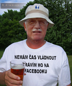 Diwous- prezident Václav Klaus závislý na Facebooku, pivo, klobouček, tričko, vtip, humor