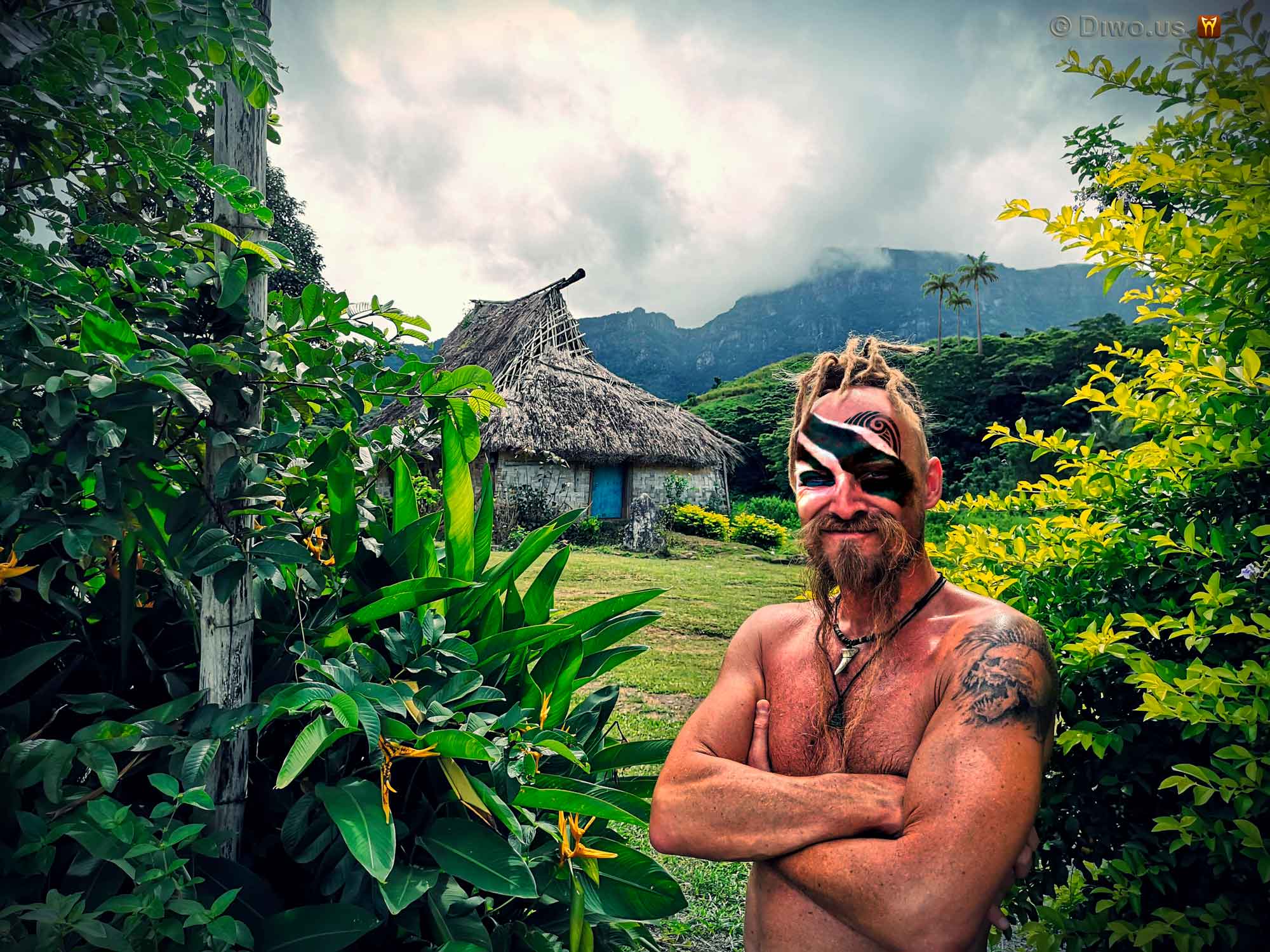 Diwous - Šaman kanibalů, 2020, savage, divoch, shaman, cannibal, vesnice, village, chatrč, cottage, válečné malování, face paint, džungle, jungle, deštný prales, rain forest, hory, vulkán, mountains, volcano, Fidži, Fiji, Mikronésie, Micronesia